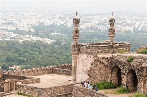 The Golconda Fort: A Majestic Mountain Fortress Overlooking Hyderabad's Bustling Cityscape!