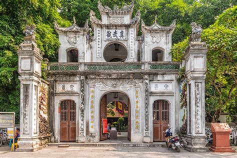 Quan Thanh Temple! A Vibrant Shrine Dedicated to Quan Vu and Protector of Hanoi.