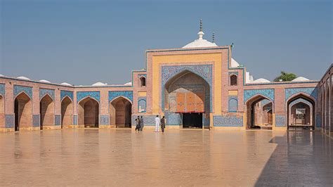 Shah Jahan Mosque in Thatta, a Monumental Testament to Mughal Grandeur and Architectural Brilliance!