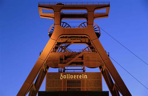 The Zollverein Coal Mine Industrial Complex: An Underground Adventure Through History and Art!